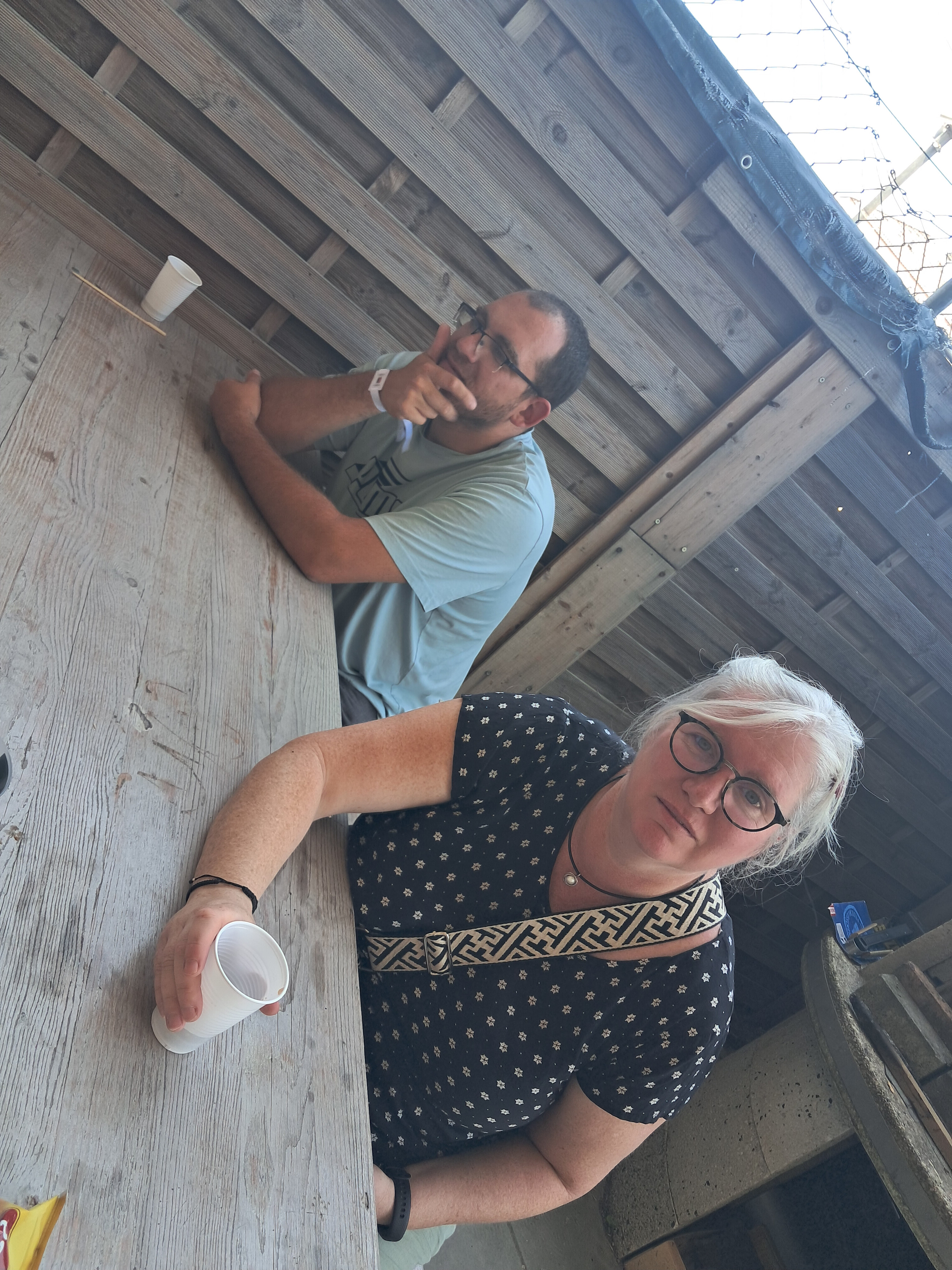Sandra notre coresponsable du local ici avec Patrick toujours prêt à servir